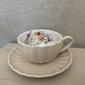 Koffietas met bloemen