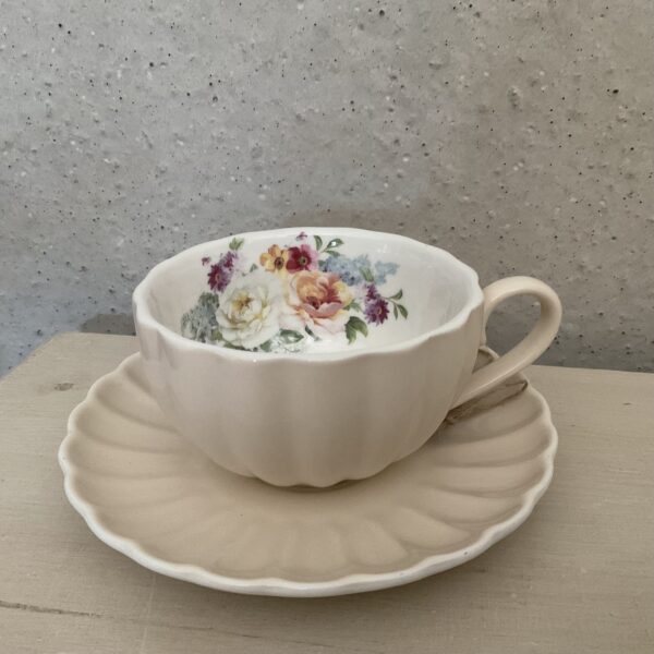 Koffietas met bloemen