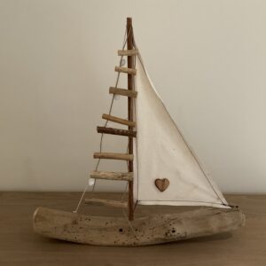 Zeilboot in drijfhout