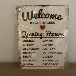 Tekstbord “opening hours kitchen”