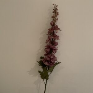 Decoratieve tak met paarse bloemen