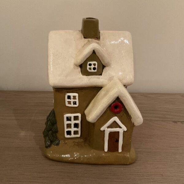 Huisje met kerstboom