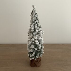 Besneeuwde kerstboom M