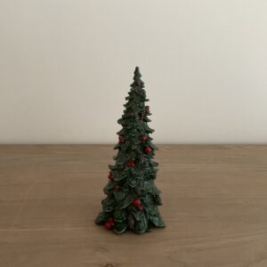 Dennenboom met rode bessen S