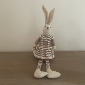 Haas met bengelende benen (rok)