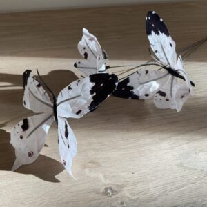 Decoratieve tak met vlinders