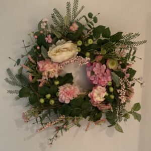 Krans met roze bloemen