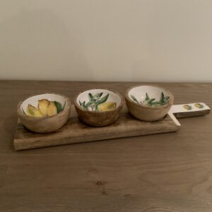 Serveerplank met drie schaaltjes