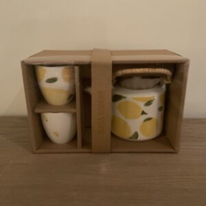 Theepot met tassen citroenen