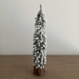Besneeuwde kerstboom op voet