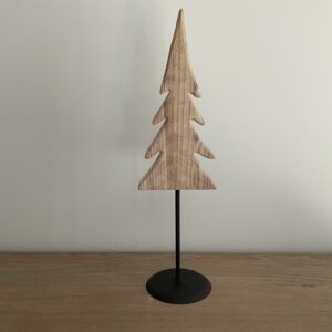 Kerstboom op zwarte voet
